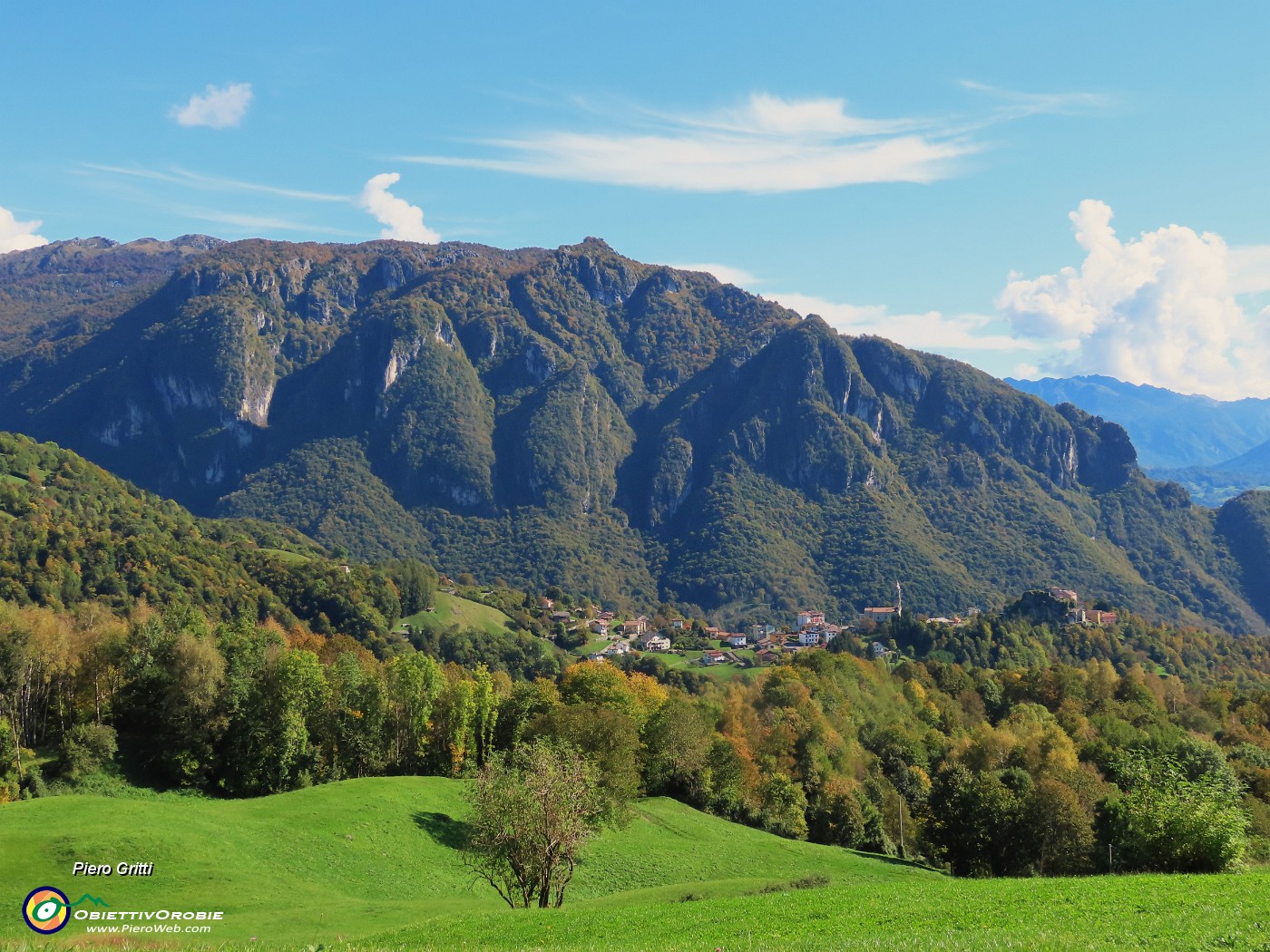 62 Dai verdi prati vista verso Pizzino con Cancervo-Venturosa.JPG